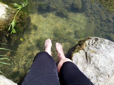 Füße im Bach.jpg