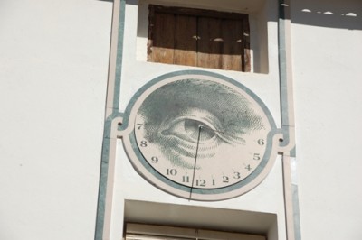 Sonnenuhr, gesehen in Otos