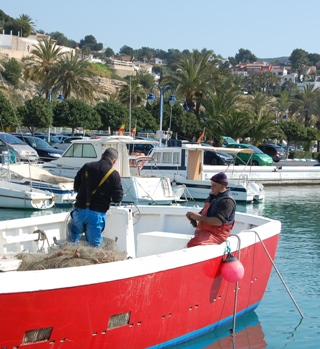 Am Hafen säuberten die Fischer ihre Netze.