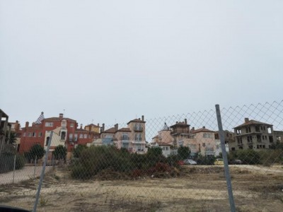 Puerto Bauruinen neben bewohnten Häusern vom Reißbrett.JPG