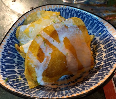 Gruß aus der Küche: Kartoffelchips (normale!) mit frischer Joghurtsauce