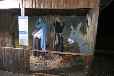 Maria und Josef machen sich auf den Weg nach Bethlehem.