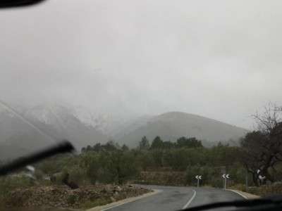 In Castell de Castells sahen wir den ersten Schnee am Straßenrand