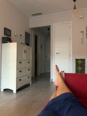 einfach zum Fenster abgewandt sitzen