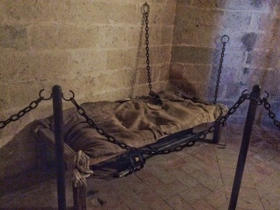 um das elende Gefangenendasein auf dieser bequemen Bettstatt zu verbringen