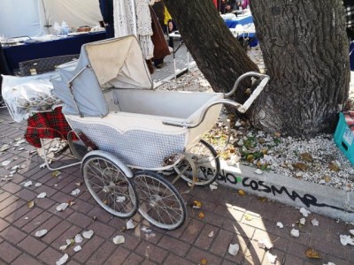 Kinderwagen mit Wiener Geflecht an der Seite