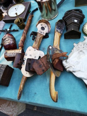 Holzschlittschuhe mit Metallkufen und Lederverschlüssen