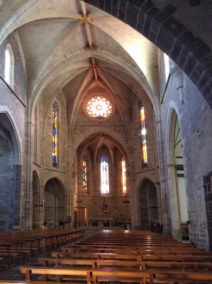 Das große Kirchenportal war zwar geöffnet, doch weiter hinein als zu einer vergitterten Glaswand kommen die Besucher leider nicht. Daher nur ein Blick in die innen recht schlicht gehaltene Kirche, bevor