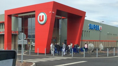Hier steht man schon Schlange vor den Supermärkten