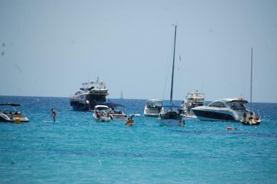 K800_El Portet, auch größere.JPG (120.44 KiB) 2614 mal betrachtet Ankern (ist ja nicht mehr erlaubt, man muss Bojen <br />benutzen) ist für größere Boote deutlich billiger als<br />sich fortzubewegen...