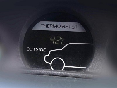 Das Autothermometer zeigte gestern Nachmittag kurz <br />vor unserer Ankunft um 17 Uhr 42 Grad