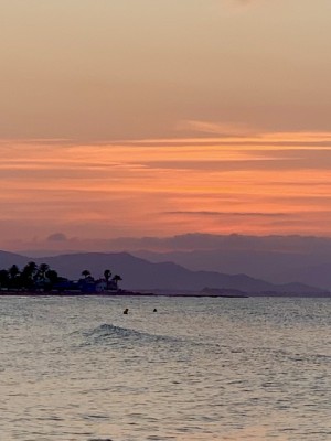 Schwimmen bei Sonnenuntergang in Dénia