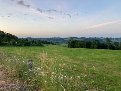 Nein, die Kirche ganz hinten (Mitte) ist nicht der Kölner Dom, sondern die Wallfahrtskirche St. Maria Heimsuchung in Marialinden