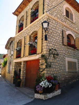 T Blumenschmuck.JPG (104.39 KiB) 4534 mal betrachtet Blumenschmuck vor den Häusern