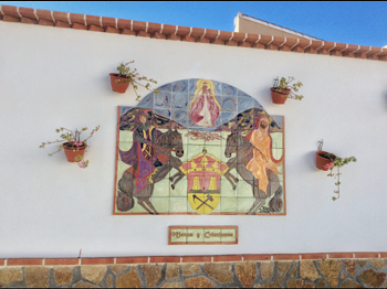Das Mosaik „Moros y Christianos“ an der Plaza de la Constitución <br />stammt von der kanadischen Keramikkünstlerin Trina Doerr