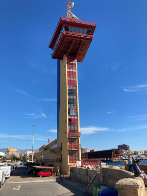 Ganz schön hoch der Kontrollturm im Hafen von Almería <br /><br />Von hier aus gelangen wir nach wenigen Metern,<br />vorbei am Wal von „El Pescaíto“, zum