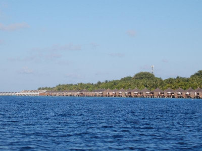 Resort - Wasserbungalows in Reih' und Glied