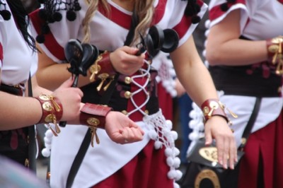 Kastagnetten -castañuelas los palillos.JPG (140.87 KiB) 6035 mal betrachtet Mädchen schlagen ihre Kastagnetten (span. castañuelas oder palillos) gegen ihr Handgelenk, das mit einem Lederarmband geschützt ist.