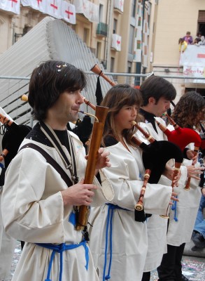 Fagott el fagot + Dudelsack-la gaita.JPG (1.37 MiB) 6035 mal betrachtet Junge Fagott- (el fagot) und Dudelsackspieler (la gaida),