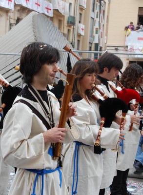 Junge Fagott- (el fagot) und Dudelsackspieler (la gaida),