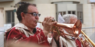 gestylter Trompeter la trompeta.JPG (112.61 KiB) 5091 mal betrachtet gefolgt von einem modebewussten Trompeter