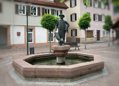 Auch die Bronzeskulptur des Brunnens am Saumarkt stammt von Klaus Henning