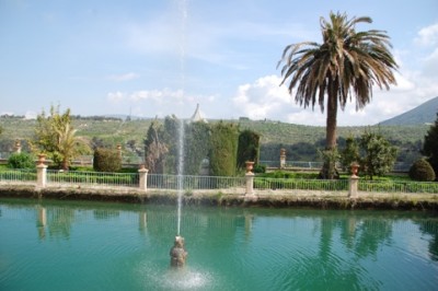 Der Teich mit türkisblauem Wasser