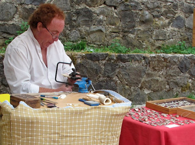 Der „Knochenmann“, der Schmuck aus Knochen designte.<br />So mancher Knochen sah aus wie der Unterschenkelknochen eines Rindes.<br />„Ach Liebling, schenk mir keinen Diamanten, ein Ring von Bertas Unterschenkel wäre mir viel lieber!“