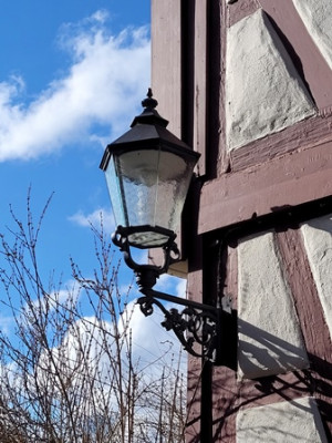 Schöne Lampen gibt es hier überall in der Straße