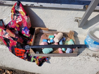 Schön, dass es noch Kinder gibt, die mit Kreide auf der Straße malen