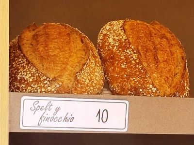 Spezialbrot.jpeg (106.5 KiB) 10006 mal betrachtet "Spelt y finocchio"<br />Brot aus Dinkelmehl (Espelta)<br />mit Fenchesamen (Semillas de Hinojo)