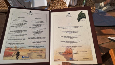 physische Speisekarte.JPG (196.95 KiB) 1878 mal betrachtet ein paar Meter weiter in einem Restaurant die physische Speisekarte