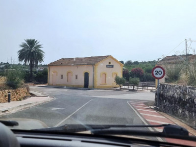 Zum Bahnhof Benissa führt eine Sackgasse.<br />Hinter dem Bahnhof steht ein ausreichend großer<br /> Parkplatz kostenlos zur Verfügung.