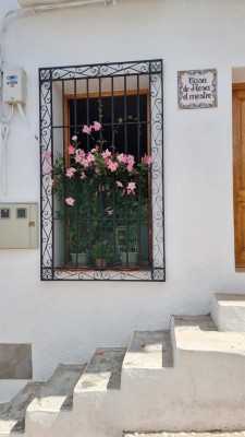 vorbei an blumengeschmückten Eingängen