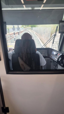 4. Von Dénia nach Teulada, dann Seitenwechsel.JPG (56.81 KiB) 2322 mal betrachtet Der Lokführer hat alles im Blick und wechselte in Teulada für die Fahrt nach Dénia von dem vorderen in den hinteren Steuerwagen des Zuges.