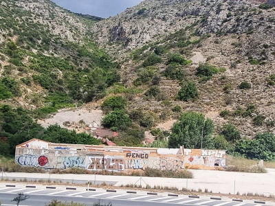 8 und an dem Gebäude, das der Sturm vor einigen Jahren.JPG (159.04 KiB) 3008 mal betrachtet Kurz danach das Gebäude, das bei einem großen Sturm vor etlichen Jahren sein Dach "verloren" hat. Man kann es noch im Hintergrund erkennen