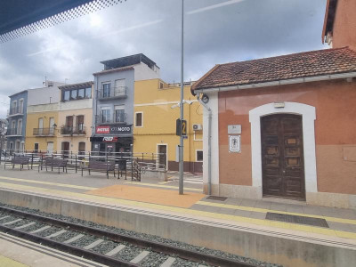 12 Haltestelle in Gata de Gorgos.JPG (75.99 KiB) 4014 mal betrachtet Hier hält die Tram zum ersten Mal