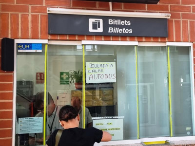 22 Teulada - Calpe nur mit Bus.JPG (69.1 KiB) 3008 mal betrachtet Und wie wir schon bei Abfahrt in Teulada an den parat stehenden Bussen gesehen haben: Von Teuada geht es bis zur Haltestelle in Calpe mit dem Bus weiter