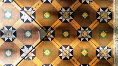 24 nicht alle historischen Fliesen sind echt, sondern nur nachempfunden.JPG (125.36 KiB) 3008 mal betrachtet Hier findet man ein Gebäude mit historischen Kacheln, doch nicht alle sind echt, wie dieses Foto zeigt...