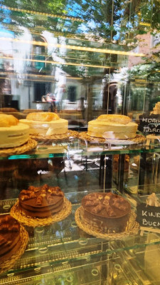 27 danach geht keine Torte mehr....JPG (131.75 KiB) 2318 mal betrachtet So lecker die Torten in der Auslage auch aussehen, nach dem großen Eis geht nichts mehr....
