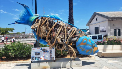 Nach dem Shoppen gehen wir Richtung Hafen und kommen an einer Skulptur vorbei