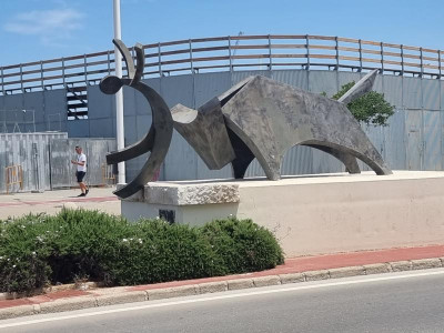 29 Estatua de Els Bous a la Mar.JPG (88.1 KiB) 4014 mal betrachtet Und schon wieder eine Skulptur:<br />Diesmal die "Estatua de Els Bous a la Mar"
