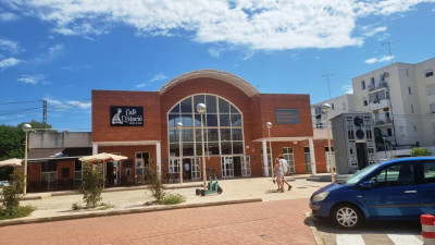 35 Bahnhof.JPG (100.03 KiB) 3610 mal betrachtet Gerade noch rechtzeitig kam ich am Bahnhof an, wo meine Familie schon wartete...