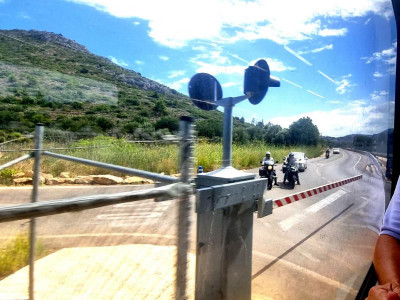 36 beschrankter Bahnübergang.JPG (84.51 KiB) 3610 mal betrachtet Die Fahrt im gekühlten Abteil war erfrischend.<br />Am beschränkten Bahnübergang wartete die "berittene" Polizei