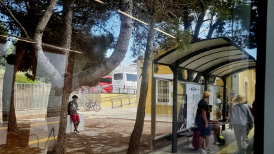 44 die Busse nach Calpe warten im Hintergrund.JPG (135.51 KiB) 2322 mal betrachtet unserer heutigen Endstation. Die Busse nach Calpe warten schon auf dem Parkplatz auf die weiter reisenden Passagiere.