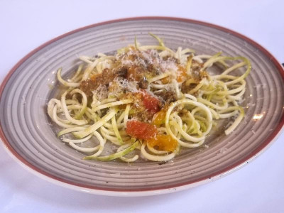 Ensalada de Noodles de Calabacín, Lascas de Parmesano,<br />Mango y Nueces