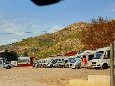 Sonnenplatz vor dem Wohnmobil auf staubigen Parkplatz