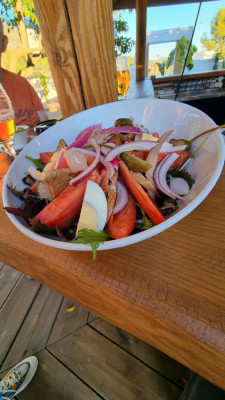 Riesensalat (für eine Person viel zu viel) mit Thunfisch, Kapernäpfeln etc.