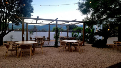 Sitzplätze Pergola.JPG (149.75 KiB) 4434 mal betrachtet Esstische unter und neben der Pergola