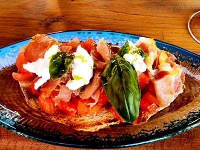 Tosta Tomate für 11 Euro, aber so reichlich.JPG (105.5 KiB) 4439 mal betrachtet Das Toastbrot mit Tomate und "stracciatela" für 11 Euro<br />war nur scheinbar teuer. Bei der "Stracciatela"<br />handelte es sich nicht etwa um Eis mit<br />Schokosplittern, sondern um >Stracciatella di bufala< (von italienisch stracciato, ‚zerrissen' oder ‚zerfetzt') aus der italienischen Provinz Foggia. Es war ein Hochgenuss - und ich danach pappsatt.